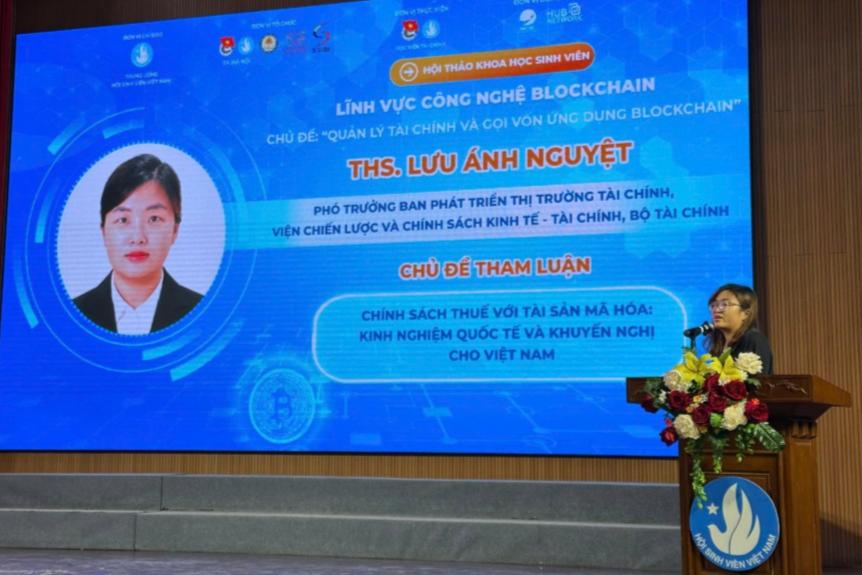 Diễn giả chia sẻ tại hội thảo 