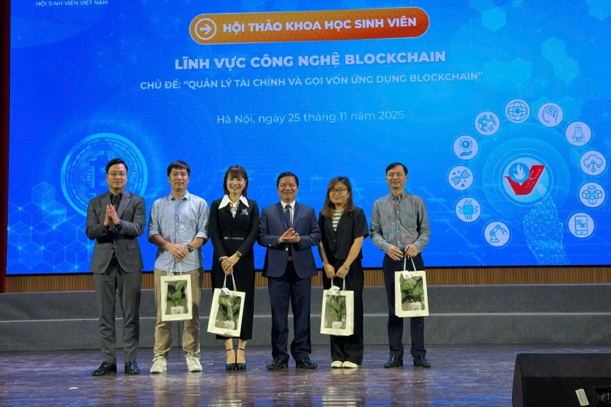 Ban tổ chức tặng quà tri ân các diễn giả tham dự hội thảo 