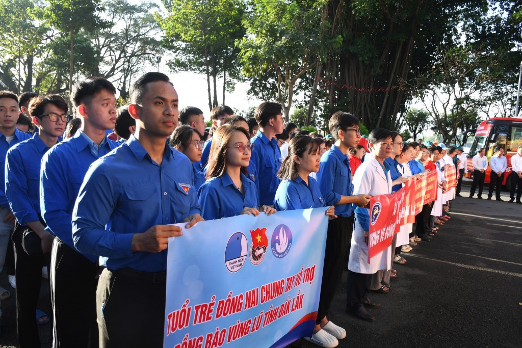 Các thành viên đoàn công tác trước lúc lên đường làm nhiệm vụ hỗ trợ nhân dân tỉnh Đắk Lắk khắc phục hậu quả thiên tai, bão lũ (Ảnh: Công Nghĩa)