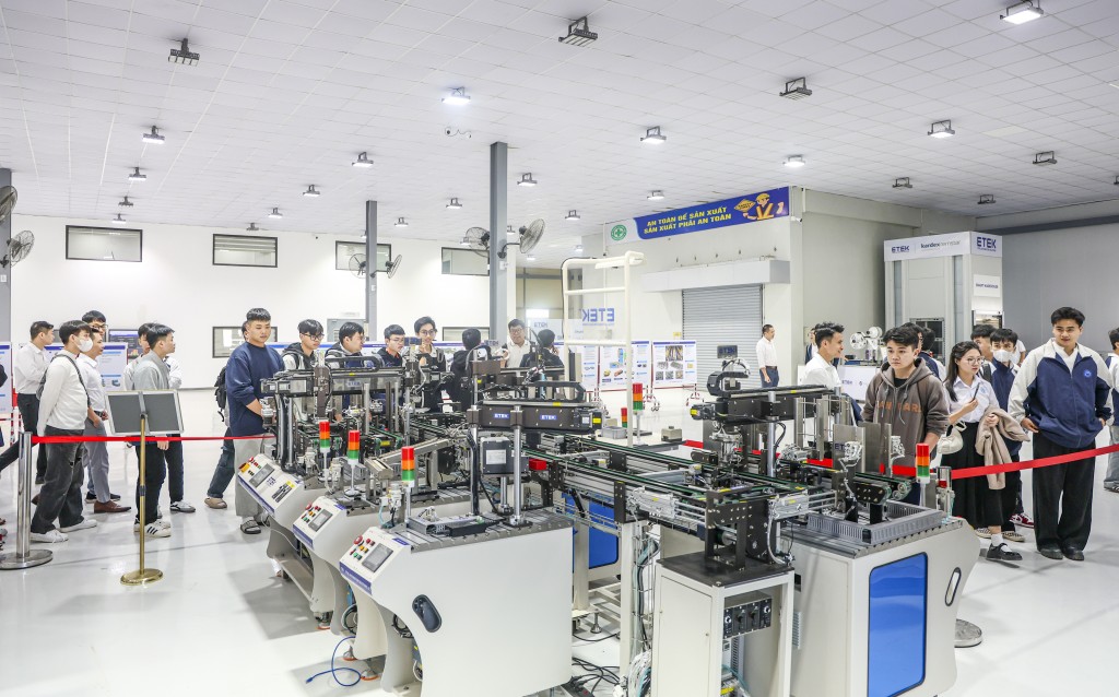 Các sinh viên hào hứng tham gia cuộc thi