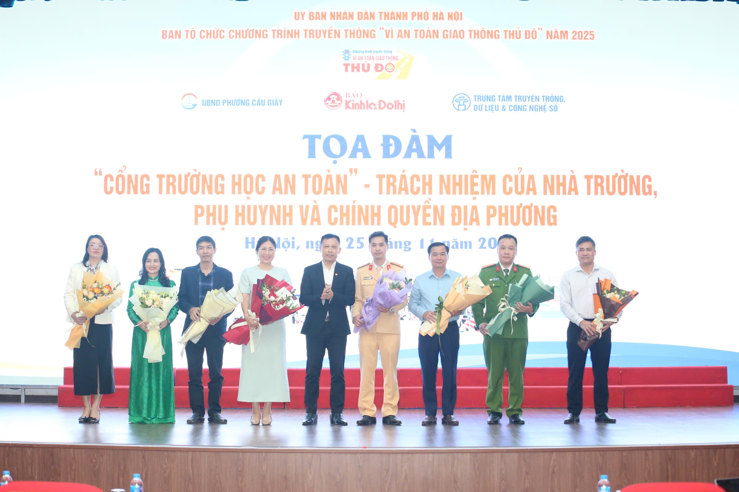 Cổng trường học an toàn - chỉ báo quan trọng của văn hóa giao thông Cổng trường học an toàn - chỉ báo quan trọng của văn hóa giao thông