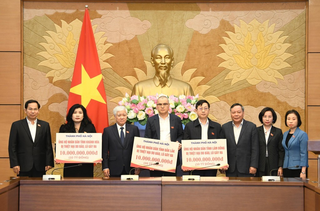 Phó Bí thư Thường trực Thành ủy Hà Nội Nguyễn Văn Phong thay mặt Đảng bộ, chính quyền và Nhân dân Hà Nội, trao tặng 30 tỷ đồng cho 3 tỉnh Đắk Lắk, Lâm Đồng, Khánh Hòa (mỗi địa phương 10 tỷ đồng) Phó Bí thư Thường trực Thành ủy Hà Nội Nguyễn Văn Phong thay mặt Đảng bộ, chính quyền và Nhân dân Hà Nội, trao tặng 30 tỷ đồng cho 3 tỉnh Đắk Lắk, Lâm Đồng, Khánh Hòa (mỗi địa phương 10 tỷ đồng)