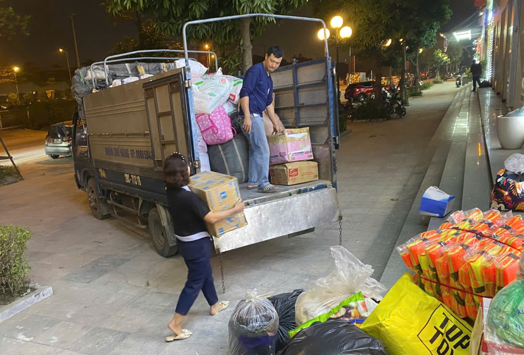 Phụ nữ xã Đông Anh quyên góp 800 triệu đồng ủng hộ miền Trung Phụ nữ xã Đông Anh quyên góp 800 triệu đồng ủng hộ miền Trung