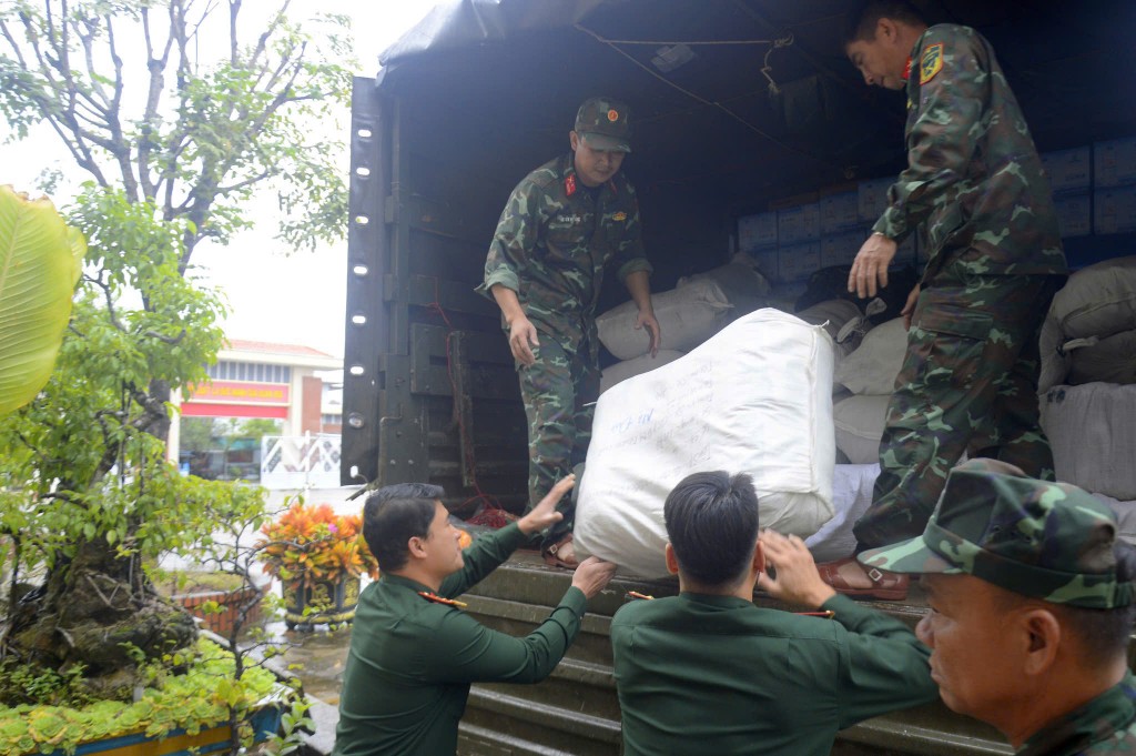 Những vật phẩm thiết được Bộ CHQS tỉnh Quảng Ngãi nhanh chóng chuẩn bị để hỗ trợ nhân dân vùng lũ, giúp bà con sớm vượt qua khó khăn, ổn định cuộc sống. Những vật phẩm thiết được Bộ CHQS tỉnh Quảng Ngãi nhanh chóng chuẩn bị để hỗ trợ nhân dân vùng lũ, giúp bà con sớm vượt qua khó khăn, ổn định cuộc sống.