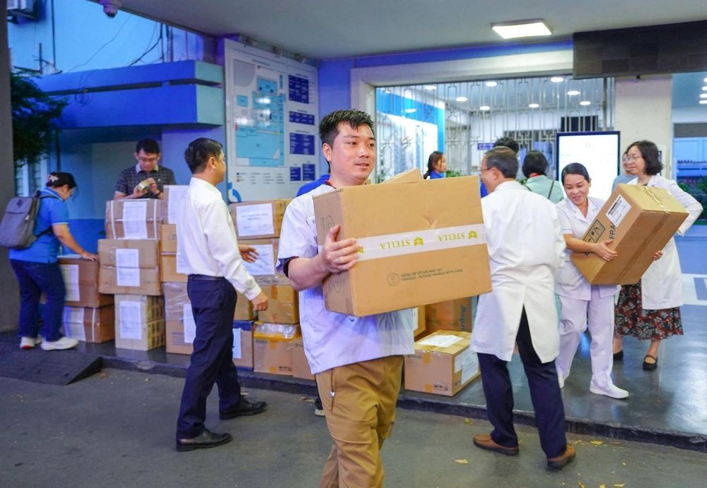 Các y bác sĩ vận chuyển các kiện vật tư, thiết bị y tế ra xe (ảnh: Kim Sáng)