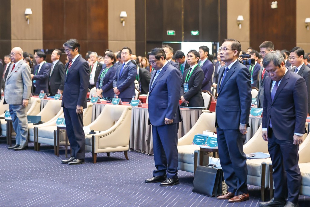 Thủ tướng và các đại biểu tưởng niệm đồng bào thiệt mạng do bão lũ - Ảnh: VGP/Nhật Bắc Thủ tướng và các đại biểu tưởng niệm đồng bào thiệt mạng do bão lũ - Ảnh: VGP/Nhật Bắc