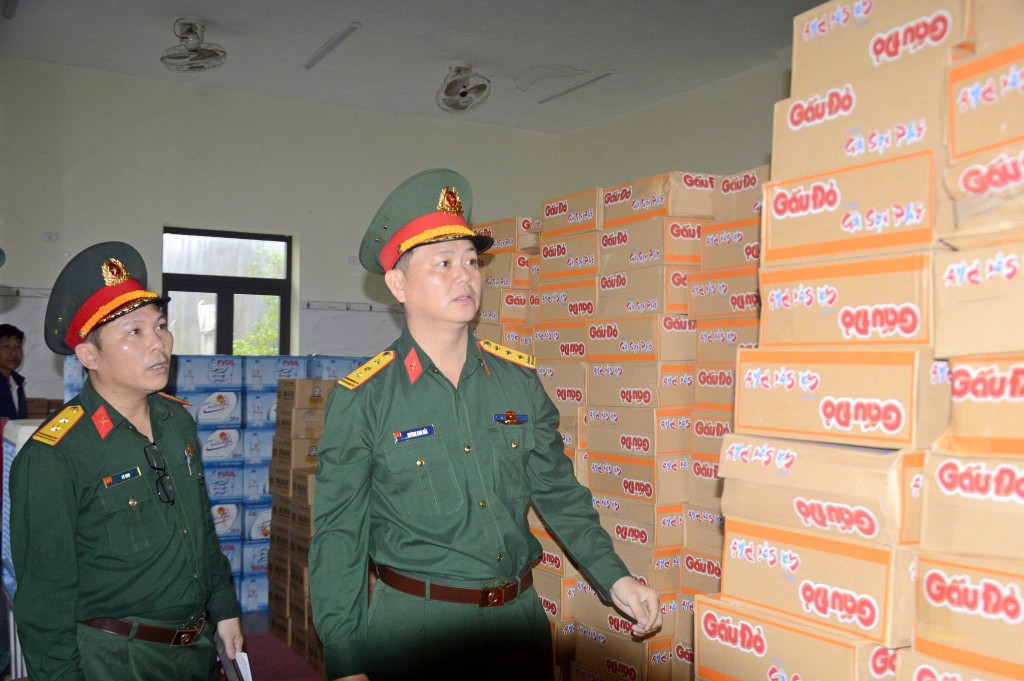 Lãnh đạo Bộ CHQS tỉnh Quảng Ngãi kiểm tra công tác chuẩn bị vận chuyển hàng hoá thiết yếu giúp nhân dân vùng lũ. Lãnh đạo Bộ CHQS tỉnh Quảng Ngãi kiểm tra công tác chuẩn bị vận chuyển hàng hoá thiết yếu giúp nhân dân vùng lũ.