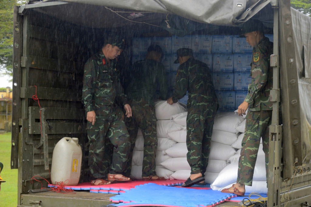 Cán bộ, chiến sĩ Bộ CHQS Quảng Ngãi khẩn trương sắp xếp và đưa các kiện nhu yếu phẩm thiết yếu lên xe vận tải Kamaz, sẵn sàng vượt đường xa chi viện vùng lũ. Cán bộ, chiến sĩ Bộ CHQS Quảng Ngãi khẩn trương sắp xếp và đưa các kiện nhu yếu phẩm thiết yếu lên xe vận tải Kamaz, sẵn sàng vượt đường xa chi viện vùng lũ.