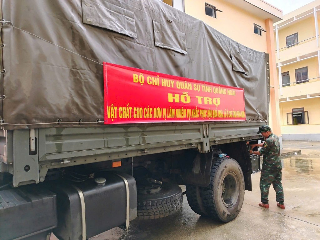 Xe Kamaz được điều động để vận chuyển nhu yếu phẩm và vật tư thiết yếu, đảm bảo công tác chi viện khẩn cấp cho đồng bào vùng lũ phía Nam Quân khu 5. Xe Kamaz được điều động để vận chuyển nhu yếu phẩm và vật tư thiết yếu, đảm bảo công tác chi viện khẩn cấp cho đồng bào vùng lũ phía Nam Quân khu 5.