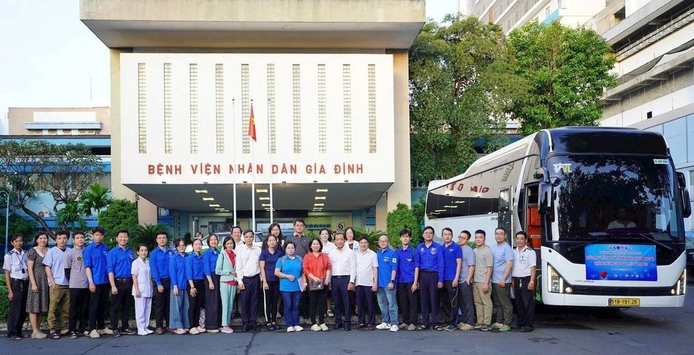Gần 100 y bác sĩ TP Hồ Chí Minh lên đường hỗ trợ người dân vùng lũ Đắk Lắk