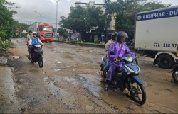 Cần sớm khắc phục tình trạng Quốc lộ 1 bị hư hỏng nghiêm trọng