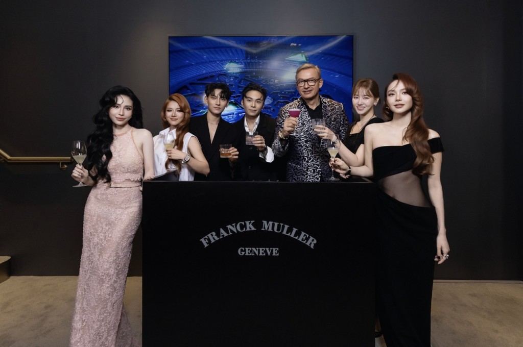 Dàn sao hạng A tại sự kiện từ trái qua Ca nương Kiều Anh, Ca sĩ diễn viên Hoàng Yến Chibi, Ca sĩ diễn viên Isaac, Sản xuất âm nhạc Woke Up, Ca sĩ diễn viên Hari Won, Ca sĩ d (1)