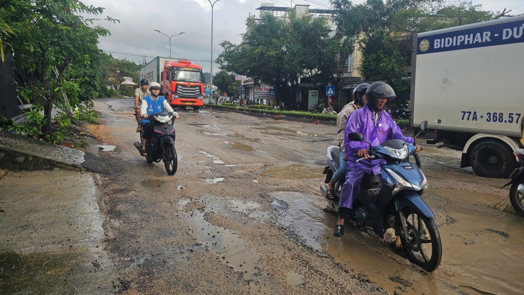 Sớm khắc phục mặt đường Quốc lộ 1 như ruộng cày qua miền Trung Sớm khắc phục mặt đường Quốc lộ 1 như ruộng cày qua miền Trung
