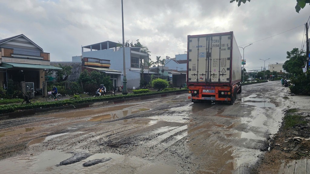 Sớm khắc phục mặt đường Quốc lộ 1 như ruộng cày qua miền Trung Sớm khắc phục mặt đường Quốc lộ 1 như ruộng cày qua miền Trung