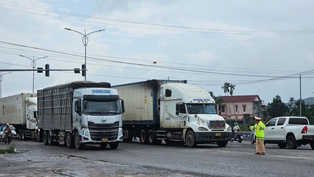 Cần sớm khắc phục tình trạng Quốc lộ 1 bị hư hỏng nghiêm trọng Cần sớm khắc phục tình trạng Quốc lộ 1 bị hư hỏng nghiêm trọng