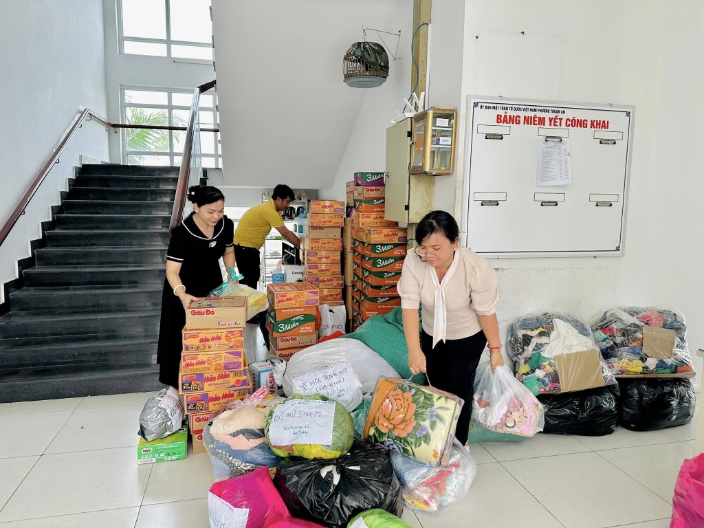 các lực lượng đang tất bật phân loại, kiểm đếm số lượng hàng tiếp nhận các lực lượng đang tất bật phân loại, kiểm đếm số lượng hàng tiếp nhận