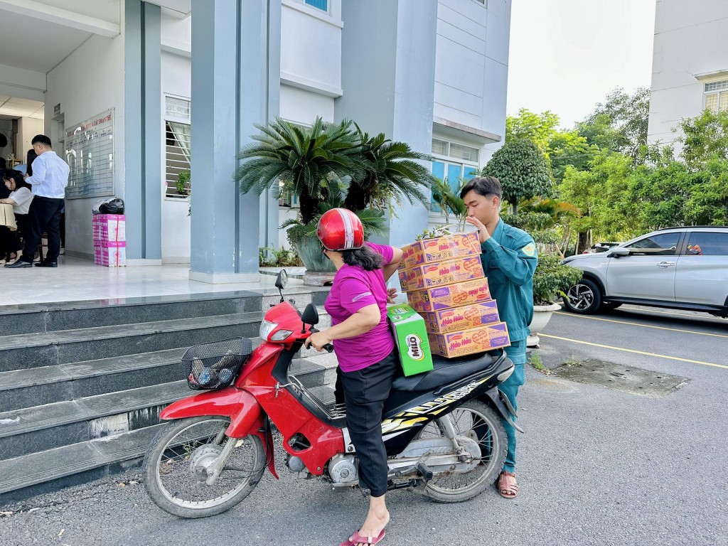 Hơn 412 triệu đồng hàng thiết yếu được chuyển về miền Trung Hơn 412 triệu đồng hàng thiết yếu được chuyển về miền Trung