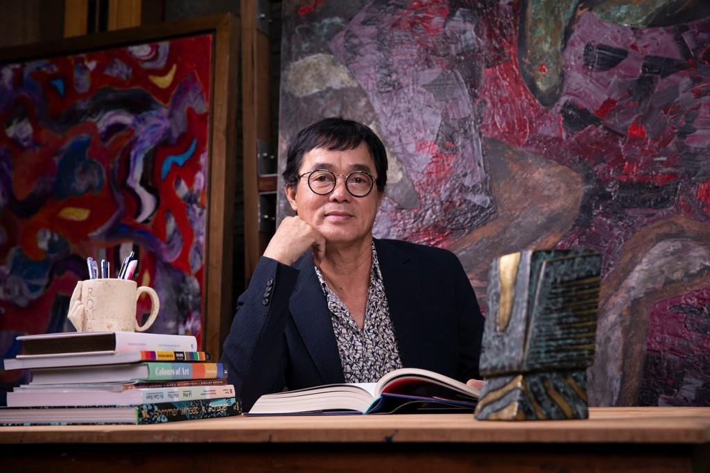 Nghệ sĩ Đinh Phong bên những tác phẩm chứa đựng rất nhiều cảm xúc của mình