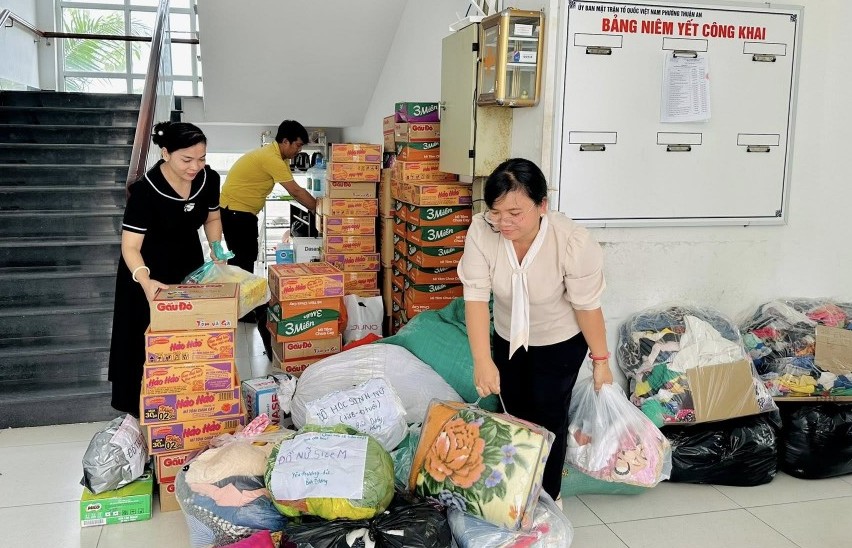 Hơn 412 triệu đồng hàng thiết yếu được chuyển về miền Trung