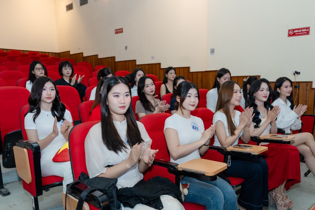 Hoa hậu Sinh viên Hòa bình Việt Nam hướng về miền Trung Hoa hậu Sinh viên Hòa bình Việt Nam hướng về miền Trung