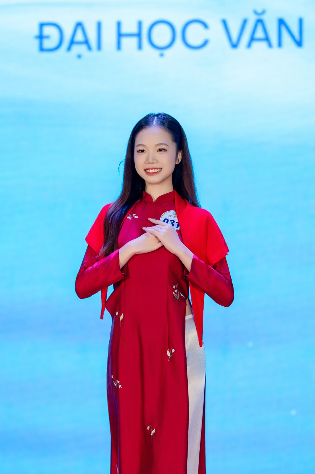 Hoa hậu Sinh viên Hòa bình Việt Nam hướng về miền Trung Hoa hậu Sinh viên Hòa bình Việt Nam hướng về miền Trung