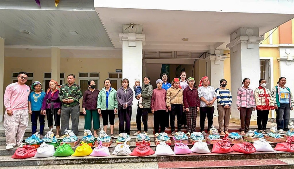 Hội LHPN TP Cần Thơ vừa gửi tặng nhiều nhu yếu phẩm và vật dụng cần thiết hỗ trợ phụ nữ và người dân tỉnh Cao Bằng khắc phục khó khăn sau ảnh hưởng bão số 10 và 11.