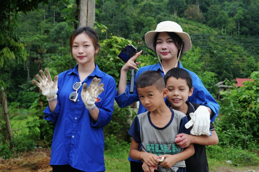 Nguyễn Thị Hằng (bên trái) tham gia hoạt động tình nguyện 
