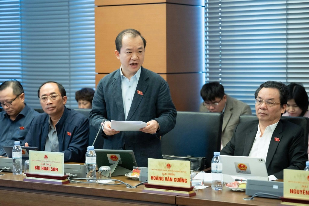 PGS. TS Bùi Hoài Sơn - Ủy viên Thường trực Ủy ban Văn hóa và Xã hội của Quốc hộp phát biểu PGS. TS Bùi Hoài Sơn - Ủy viên Thường trực Ủy ban Văn hóa và Xã hội của Quốc hộp phát biểu
