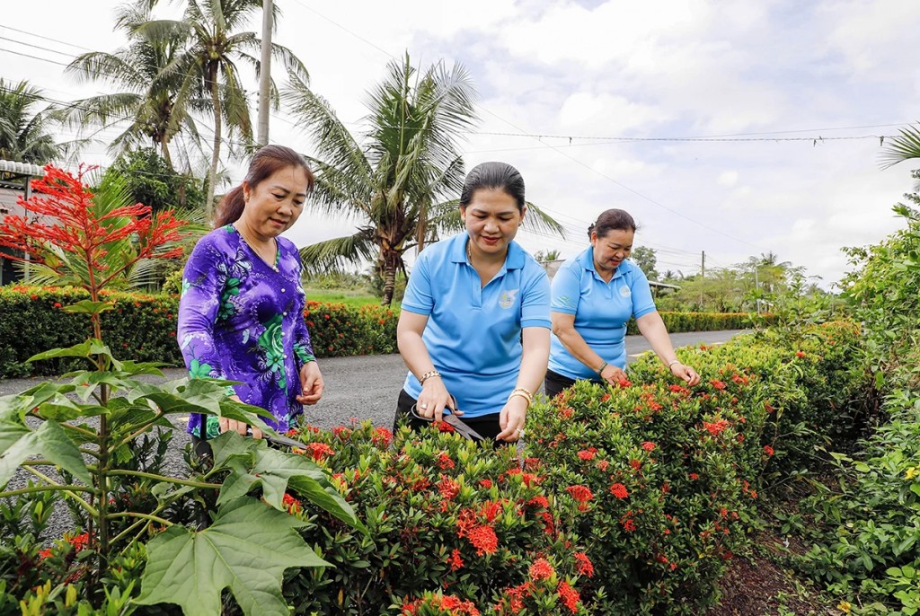 Cán bộ, hội viên phụ nữ ấp Thạnh An thường xuyên ra quân vệ sinh môi trường, tạo cảnh quan xanh, sạch, đẹp. 