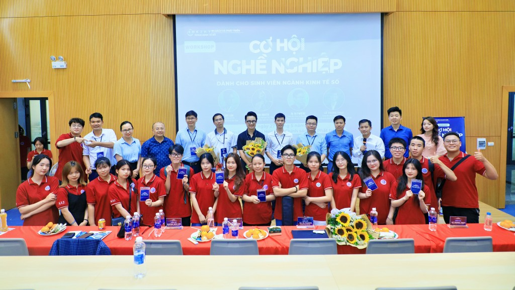 Ngoài học tập, Nguyễn Thị Hằng còn tích cực tham gia hoạt động ngoại khóa 