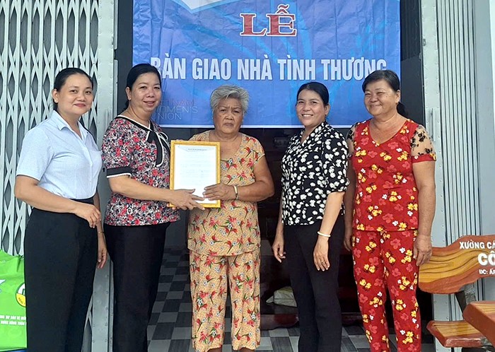 Niềm vui của hội viên phụ nữ khó khăn khi nhận nhà tình thương. Ảnh: Cao Oanh