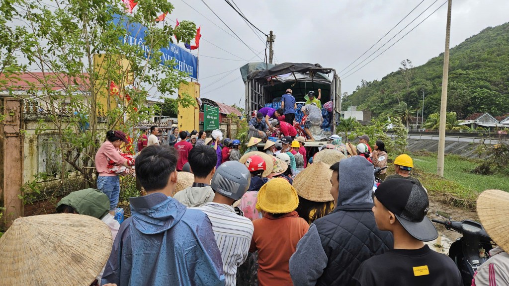 Triệu triệu trái tim đang ngày đêm chạy đua với thời gian để vận chuyển hàng cứu trợ giúp người dân vùng lũ Đắk Lắk gượng dậy sau thiên tai (Ảnh H.Quảng)