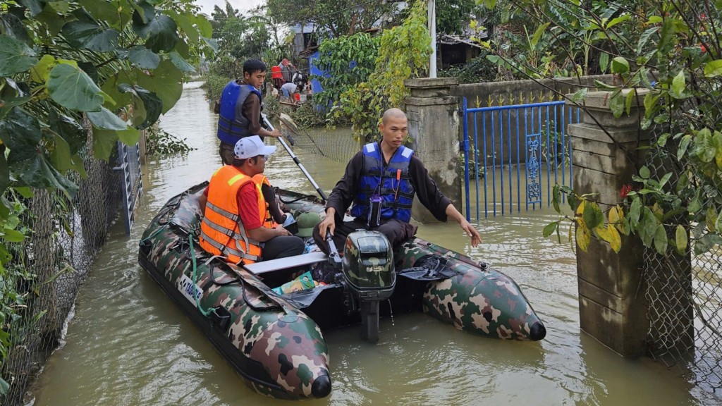 Những ngôi nhà của người dân nơi đây, những bụi cỏ khô từ thượng nguồn theo dòng lũ vẫn còn bám đầy trên cổng, cây cối (Ảnh H.Quảng) 