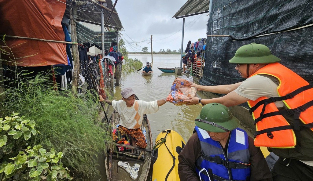 Phóng viên báo Tuổi trẻ Thủ đô đồng hành cùng đoàn thiện nguyện chùa Vân Tam Đảo trao 1.500 suất quà tới bà con rốn lũ Hòa Xuân 