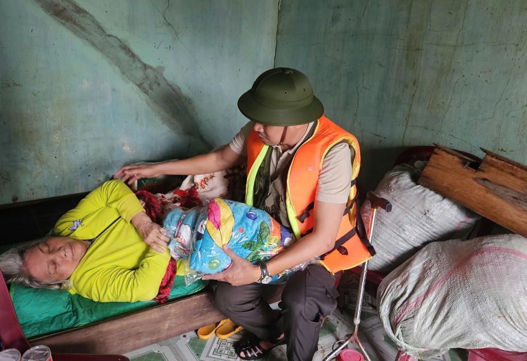 Bà Nguyễn Thị Trúc (trú thôn Thạch Trung 2) đang bị tai biến, nhà chỉ có hai ông bà lớn tuổi già yếu 