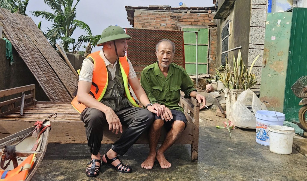 Ông Lê Văn Nam chia sẻ với phóng viên báo Tuổi trẻ Thủ đô khi thoát khỏi cơn lũ dữ 