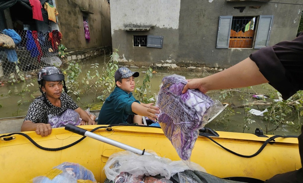 Đoàn thiện nguyện tiếp tế lương thực, thực phẩm, quần áo đến tận tay những người dân (Ảnh H.Quảng) 