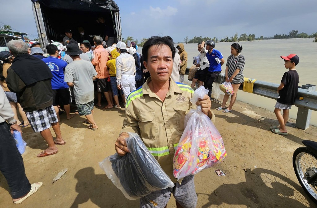 Người dân vùng lũ đang rất cần thực phẩm, nước uống, quần áo và mền để giữ ấm (Ảnh H.Quảng)
