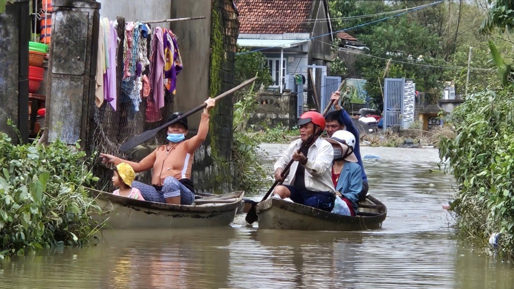 Tại “rốn lũ” Hòa Xuân, nhiều người dân vẫn phải dùng thuyền để di chuyển (Ảnh H.Quảng)