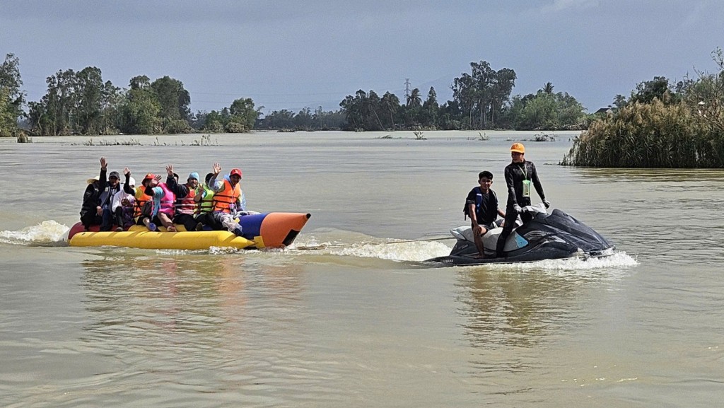 Trong hoang tàn của lũ dữ, điều còn lại là sự lạc quan của bà con nơi đây và triệu triệu trái tim vẫn đang hướng về vùng lũ (Ảnh H.Quảng)