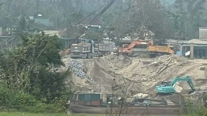 Hoạt động tập kết, vận chuyển cát, sỏi tại bến có thời điểm diễn ra rất sôi nổi.