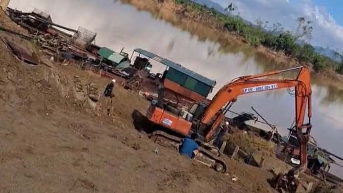 Bến cát Ngà Tuyết, ngay sát dòng sông Lam, thuộc xã Tam Đồng, tỉnh Nghệ An.