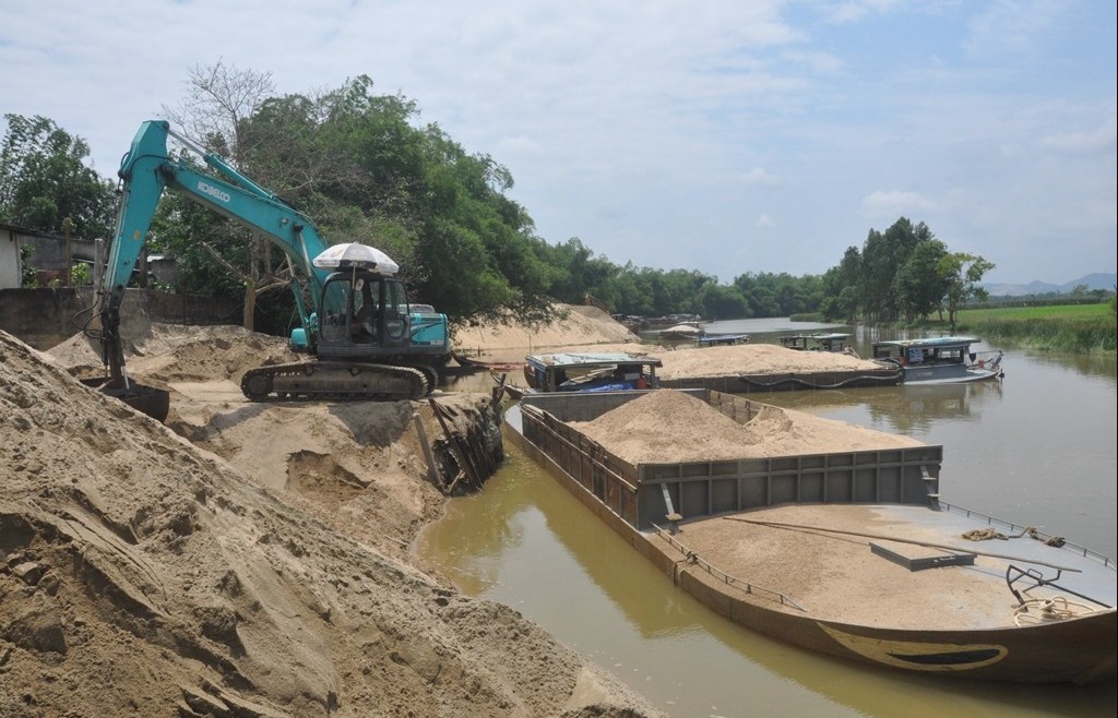 Nghệ An: Cần đẩy mạnh giám sát hoạt động khai thác, vận chuyển cát trên sông Lam