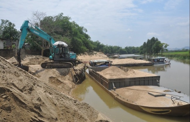 Nghệ An: Cần đẩy mạnh giám sát hoạt động khai thác, vận chuyển cát trên sông Lam