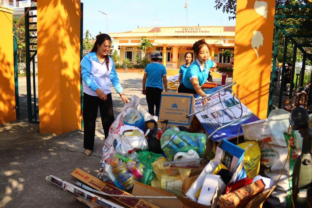 đồng chí Vũ Thị Hương Nhiên -chủ tịch hội phụ nữ xã phú xuyên đứng bên trái