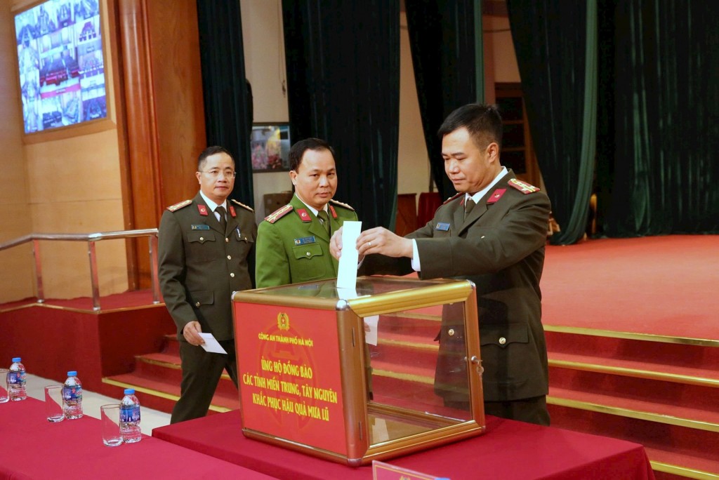 Lãnh đạo Công an thành phố ủng hộ đồng bào vùng lũ.