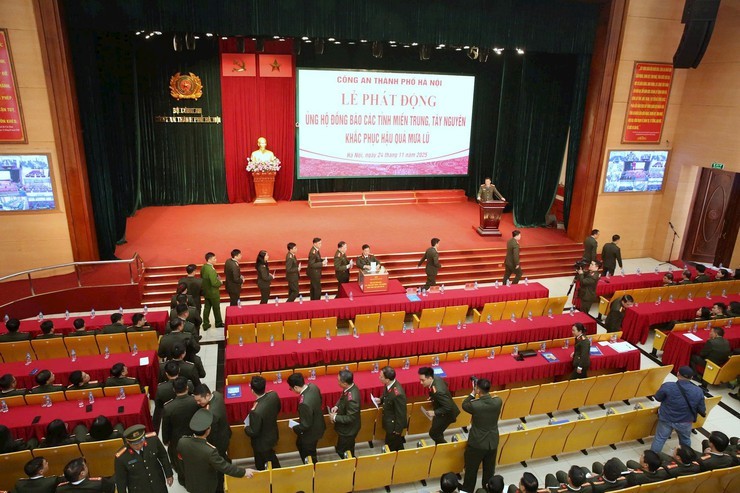 Cán bộ, chiến sĩ Công an thành phố Hà Nội quyên góp ủng hộ trực tiếp tại trụ sở Công an Thành phố