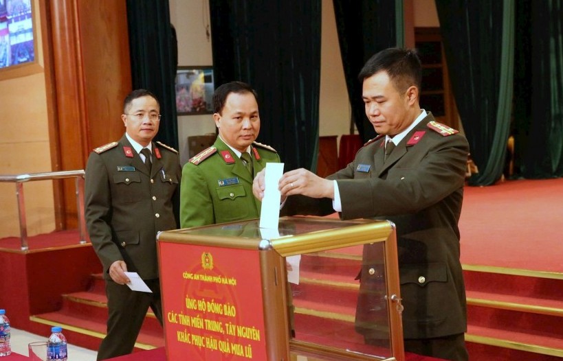 Công an TP Hà Nội quyên góp ủng hộ đồng bào bị thiệt hại do bão lũ