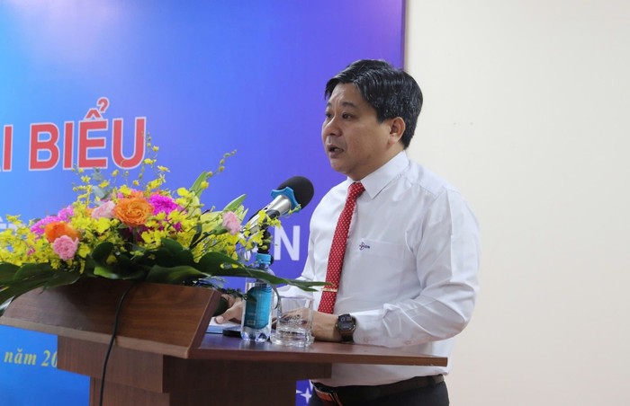 Ông Trần Ngọc Hưởng - Chủ tịch Công đoàn Nhà máy Khóa I báo cáo tại đại hội.