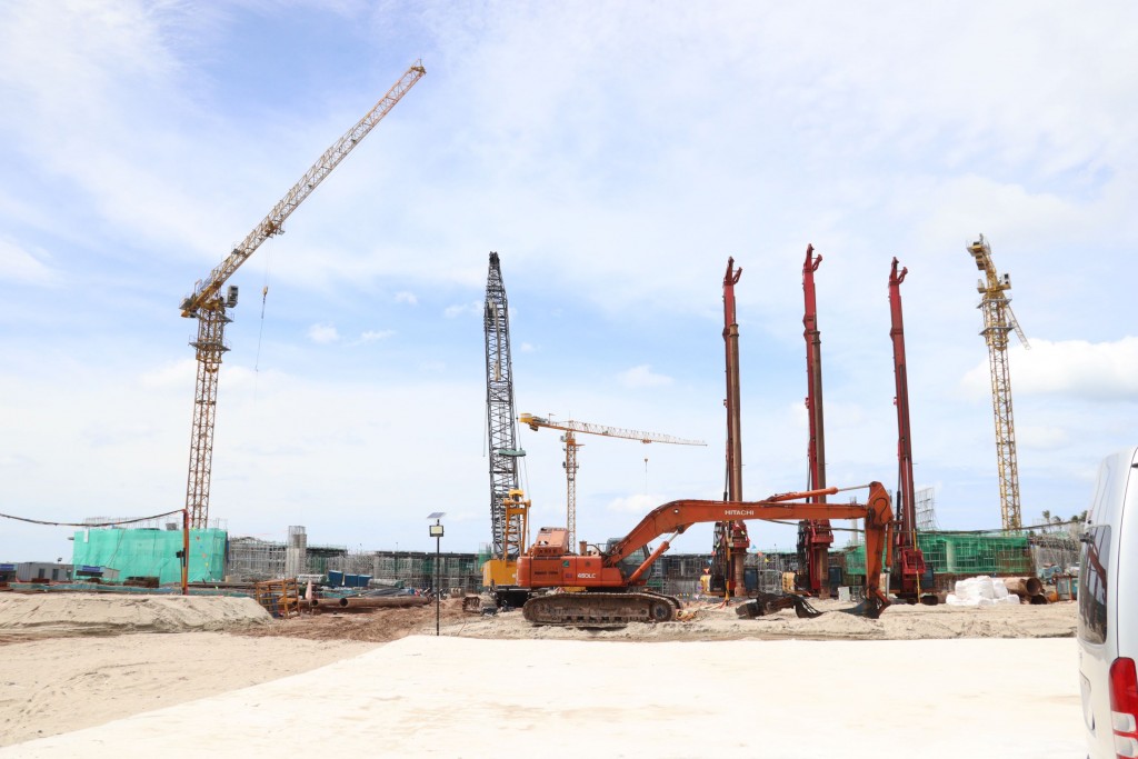 Thi công dự án Trung tâm tổ chức Hội nghị APEC (ảnh: Như Ngọc) Thi công dự án Trung tâm tổ chức Hội nghị APEC (ảnh: Như Ngọc)